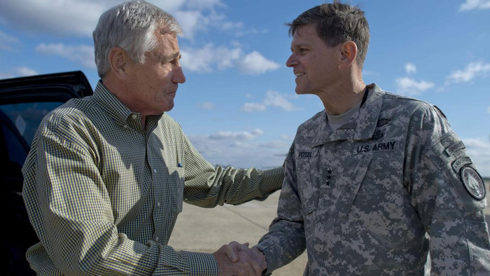 Joseph L. Votel III (phải) và Bộ trưởng Quốc phòng Mỹ Chuck Hagel