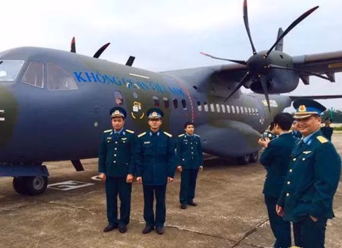Quân đội Việt Nam tiếp nhận máy bay vận tải CN295 mới (nguồn báo Hoàn Cầu, TQ)