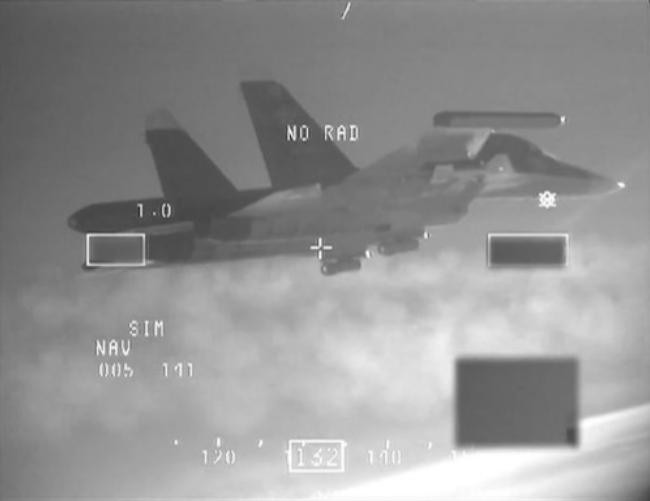 Hai máy bay chiến đấu Su-34 của Không quân Nga bị máy bay chiến đấu F-16 Không quân NATO ngắm bắn (nguồn mạng sina TQ)