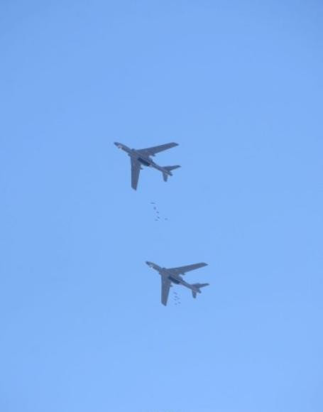 Cụm máy bay ném bom H-6 Không quân Trung Quốc thả bom Cụm máy bay ném bom H-6 Không quân Trung Quốc thả bom