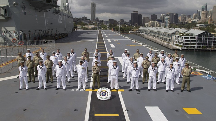 Binh sĩ Australia chụp ảnh trên tàu tấn công đổ bộ Canberra Binh sĩ Australia chụp ảnh trên tàu tấn công đổ bộ Canberra