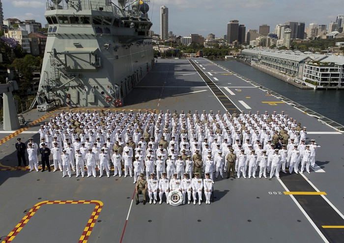 Binh sĩ Australia chụp ảnh trên tàu tấn công đổ bộ Canberra Binh sĩ Australia chụp ảnh trên tàu tấn công đổ bộ Canberra