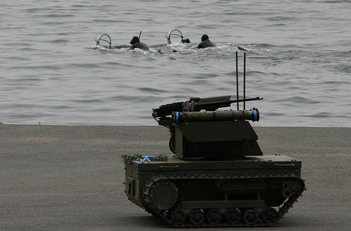 Người máy bánh xích đa năng Platform-M Nga