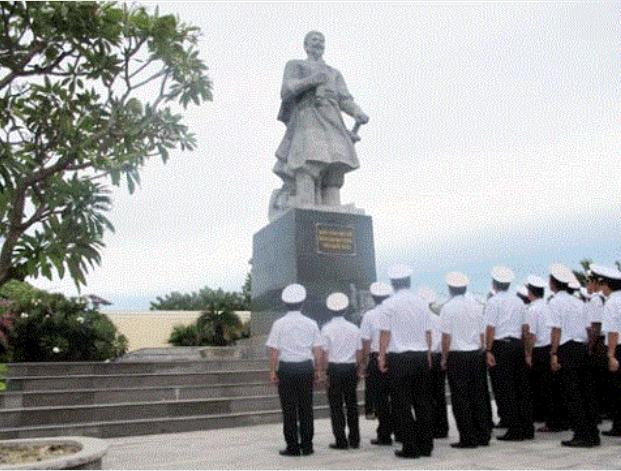 Cán bộ chiến sĩ biên đội dâng hương tại Tượng đài Quốc công Tiết chế Hưng Đạo Vương Trần Quốc Tuấn trên đảo Song Tử Tây Cán bộ chiến sĩ biên đội dâng hương tại Tượng đài Quốc công Tiết chế Hưng Đạo Vương Trần Quốc Tuấn trên đảo Song Tử Tây
