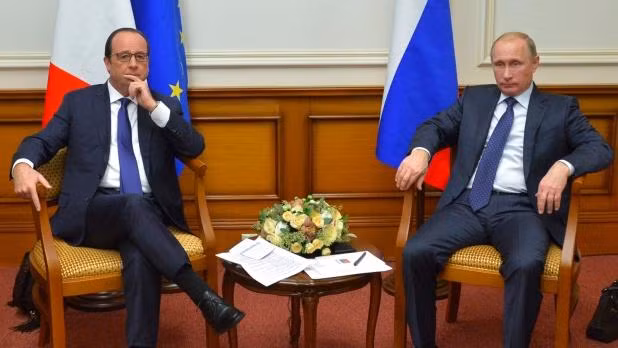 Ngày 6 tháng 12 năm 2014, Tổng thống Nga Vladimir Putin (phải) và Tổng thống Pháp Francois Hollande tổ chức hội đàm