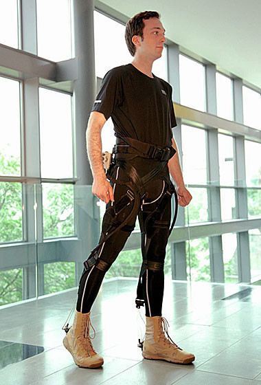 Quân đội Mỹ phát triển &quot;bộ xương bên ngoài cơ thể mềm dẻo&quot; Soft exosuit