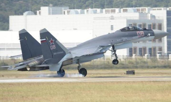 Máy bay chiến đấu Su-35 bay biểu diễn ở Triển lãm hàng không Chu Hải 2014 Trung Quốc Máy bay chiến đấu Su-35 bay biểu diễn ở Triển lãm hàng không Chu Hải 2014 Trung Quốc