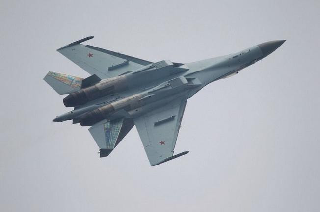 Máy bay chiến đấu Su-35 bay biểu diễn ở Triển lãm hàng không Chu Hải 2014 Trung Quốc Máy bay chiến đấu Su-35 bay biểu diễn ở Triển lãm hàng không Chu Hải 2014 Trung Quốc
