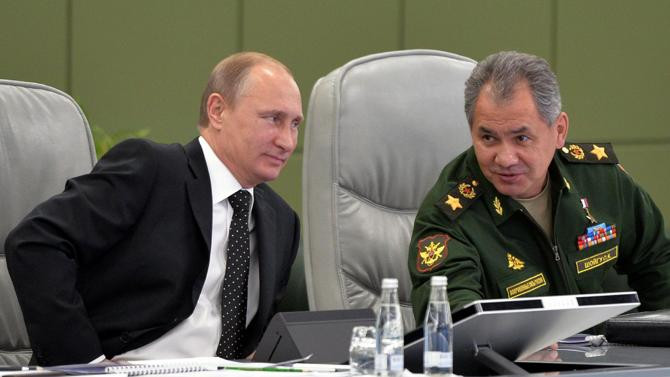 Tổng thống Nga Vladimir Putin và Bộ trưởng Quốc phòng Nga Sergei Shoigu Tổng thống Nga Vladimir Putin và Bộ trưởng Quốc phòng Nga Sergei Shoigu