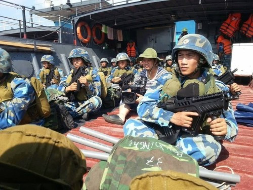 Súng trường tấn công TAR-21 của Hải quân đánh bộ Việt Nam (nguồn báo Nhân Dân, TQ) Súng trường tấn công TAR-21 của Hải quân đánh bộ Việt Nam (nguồn báo Nhân Dân, TQ)