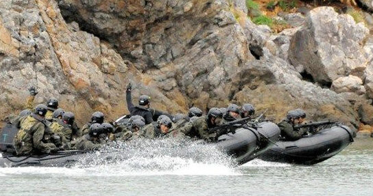 Binh sĩ Lực lượng Phòng vệ Nhật Bản dùng xuồng cao su tiến hành diễn tập đổ bộ. Binh sĩ Lực lượng Phòng vệ Nhật Bản dùng xuồng cao su tiến hành diễn tập đổ bộ.