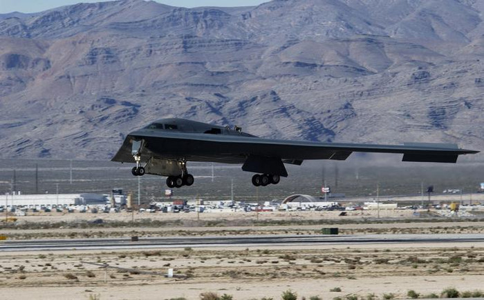 Máy bay ném bom chiến lược tàng hình B-2 Mỹ