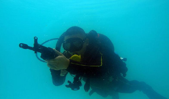 Người nhái bắn súng (nguồn Thời báo Hoàn Cầu, TQ) Người nhái bắn súng (nguồn Thời báo Hoàn Cầu, TQ)