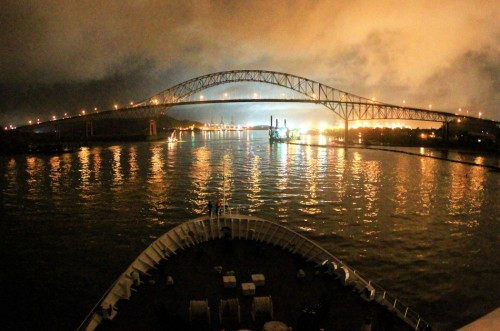 Năm 2011, tàu bệnh viện Hòa Bình Phương Châu, Trung Quốc đi qua kênh đào Panama Năm 2011, tàu bệnh viện Hòa Bình Phương Châu, Trung Quốc đi qua kênh đào Panama