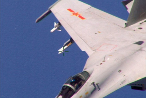 Máy bay chiến đấu J-11 Trung Quốc mang theo tên lửa đánh chặn máy bay săn ngầm P-8 của Quân đội Mỹ ở Biển Đông