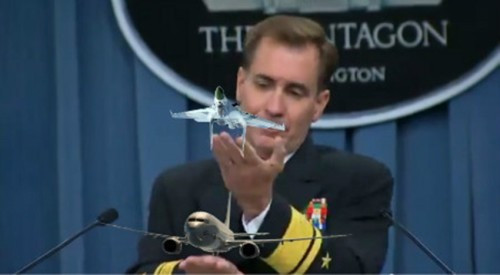 Người phát ngôn Quân đội Mỹ dùng mô hình để nói về sự kiện Trung Quốc dùng J-11 đánh chặn P-8A