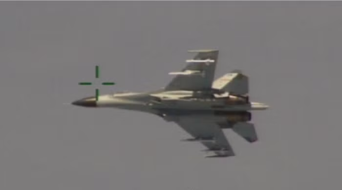 Máy bay chiến đấu J-11 Trung Quốc mang theo tên lửa đánh chặn máy bay săn ngầm P-8 của Quân đội Mỹ ở Biển Đông