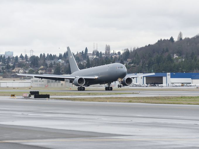 Máy bay tiếp dầu trên không KC-46A Mỹ