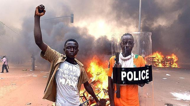 Biểu tình tại Burkina Faso (ảnh nguồn: abc.es) Biểu tình tại Burkina Faso (ảnh nguồn: abc.es)