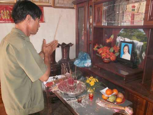 Ông Nguyễn Sĩ Diệu, bố cháu Nguyễn Thị Cẩm Nhung trước di ảnh con Ông Nguyễn Sĩ Diệu, bố cháu Nguyễn Thị Cẩm Nhung trước di ảnh con