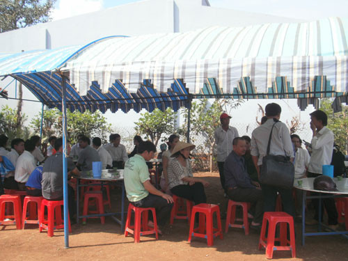 Người dân đến chia buồn cùng gia đình nạn nhân Hồ Thị Bích Loan Người dân đến chia buồn cùng gia đình nạn nhân Hồ Thị Bích Loan