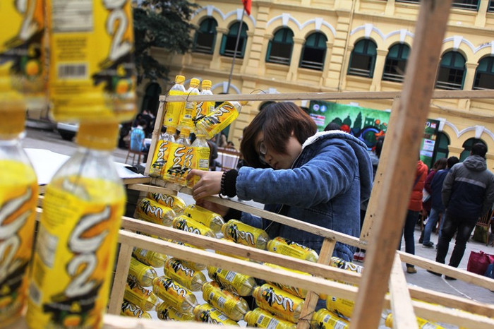 Nằm trong dự án Move It 2012, sự kiện xã hội Move It Go Green là một ngày hội đem bước nhảy đến gần hơn với cộng đồng, hướng tới môi trường. Trong ảnh các bạn trẻ chung sức làm con thuyền bằng vật liệu tái chế là những vỏ lon bia, nước ngọt. Thông điệp của nó là bất cứ vật liệu bỏ nào cũng có thể tái chế sử dụng.