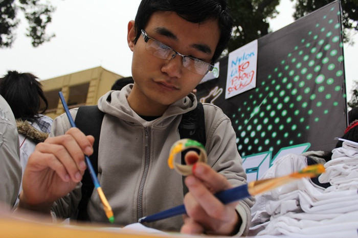 Đến với Move It Go Green, bạn còn được trải nghiệm những giây phút thú vị cùng các chuyên gia dạy làm đồ handmade: Thiệp Nhân Ái, nặn hoa đất …