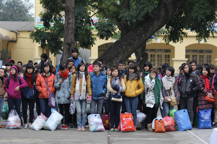 Move It Go Green – ngày hội Hiphop hướng tới môi trường còn có những hoạt động ý nghĩa khác như đổi đồ cũ-mới. Trong ảnh là những học sinh sinh viên mang đồ cũ, không dùng đến để khuyên góp quần áo cũ ủng hộ người có hoàn cảnh khó khăn. “Đừng để tủ quần áo của bạn tràn ngập quần áo cũ để rồi bỏ chúng đi không mục đích”.