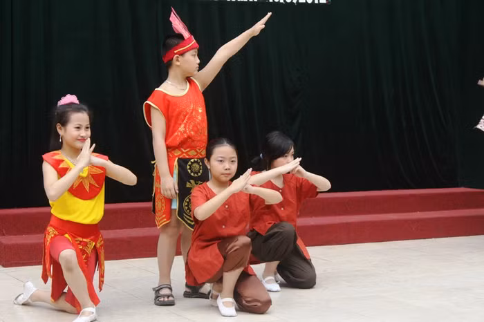 Theo bà Lê Thị Thu Thủy, hiệu trưởng Trường tiểu học Nguyễn Khả Trạc, hội thi tìm hiểu về lịch sử Việt Nam thông qua các hình thức gợi mở khác nhau sẽ tránh được việc học khô khan.