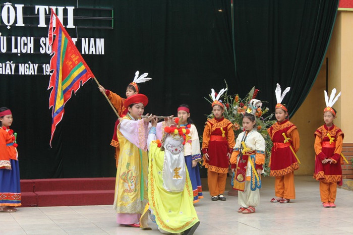 Những tiểu phẩm dựng lại qua các nhân vật lịch sử dưới hình thức diễn xuất sẽ giúp học sinh nhớ lâu, hiểu kĩ hơn về nhân vật.