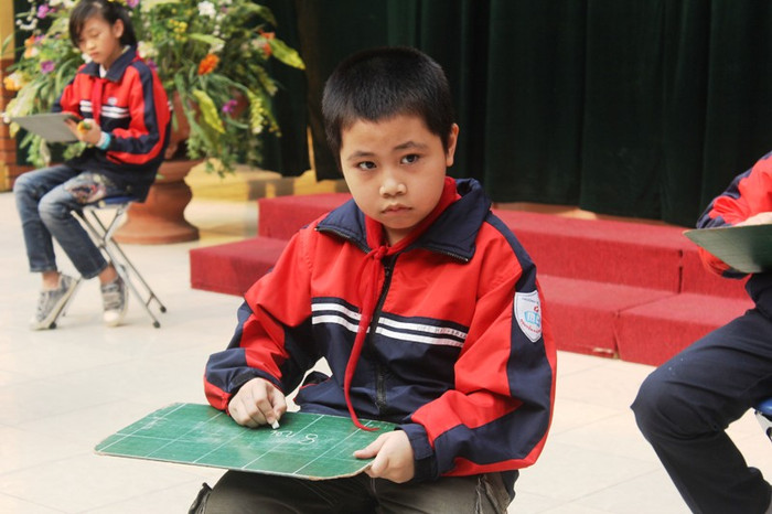 Một thí sinh đang suy nghĩ về câu hỏi và phân vân chưa tìm đúng câu trả lời.