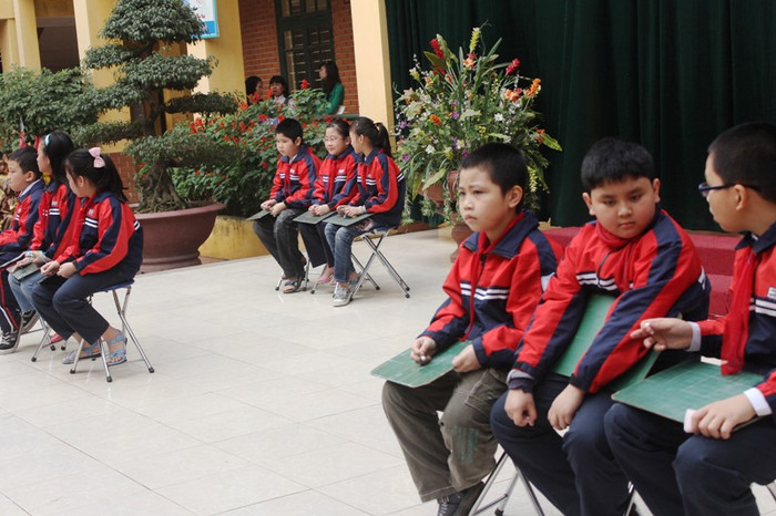 Phần thi chính thức, toàn trường được chia thành hai đội để tham gia phần thi kiến thức tìm hiểu về các danh nhân lịch sử tiêu biểu.