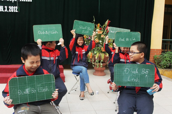 Các thí sinh khác vui mừng vì đáp án đúng.