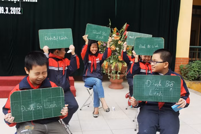 Các thí sinh khác vui mừng vì đáp án đúng.