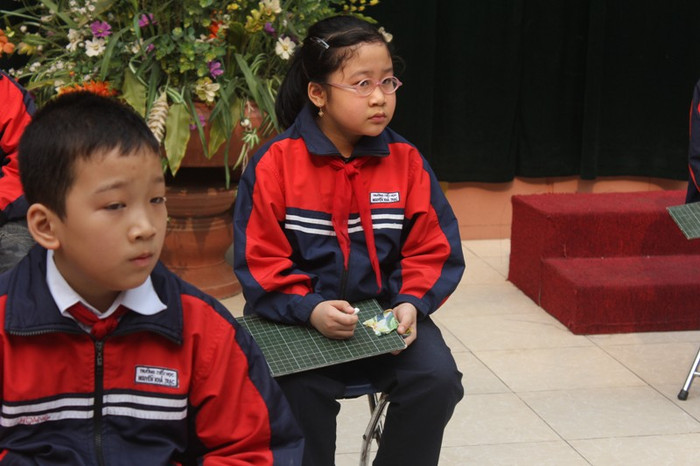 Chăm chú nghe đọc câu hỏi