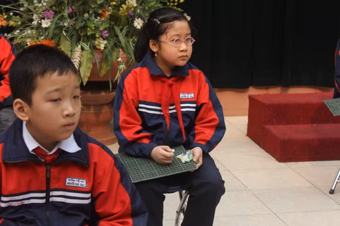 Chăm chú nghe đọc câu hỏi