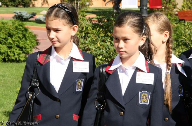 Các học sinh ăn mặc gọn gàng, phù hợp Các học sinh ăn mặc gọn gàng, phù hợp