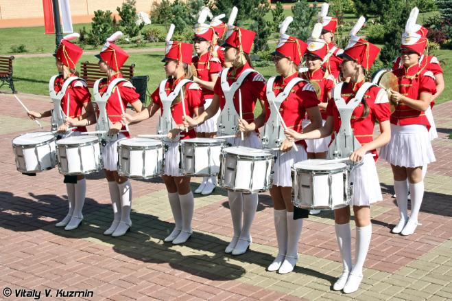 Thiết bị của nhà trường đầy đủ, đội ngũ giáo viên mạnh, trình độ dạy học tương đối cao, trình độ tổng thể không thua Trường quý tộc Moscow, rất nhiều điều kiện còn ưu việt hơn trường quý tộc. Cảnh vật vườn trường rất tĩnh lặng, vườn hoa, đài phun nước có thể thấy khắp nơi. Các quân nhân Nga phục vụ ở khu vực biên phòng đều rất thích đưa con gái đến học ở ngôi trường này. Ngoài giáo dục phổ thông tương đồng với tất cả các trường khác, trường này còn mở các chương trình dạy học đặc biệt như âm nhạc, nghệ thuật, múa, thể thao, đấu kiếm, taekwondo… Thiết bị của nhà trường đầy đủ, đội ngũ giáo viên mạnh, trình độ dạy học tương đối cao, trình độ tổng thể không thua Trường quý tộc Moscow, rất nhiều điều kiện còn ưu việt hơn trường quý tộc. Cảnh vật vườn trường rất tĩnh lặng, vườn hoa, đài phun nước có thể thấy khắp nơi. Các quân nhân Nga phục vụ ở khu vực biên phòng đều rất thích đưa con gái đến học ở ngôi trường này. Ngoài giáo dục phổ thông tương đồng với tất cả các trường khác, trường này còn mở các chương trình dạy học đặc biệt như âm nhạc, nghệ thuật, múa, thể thao, đấu kiếm, taekwondo…