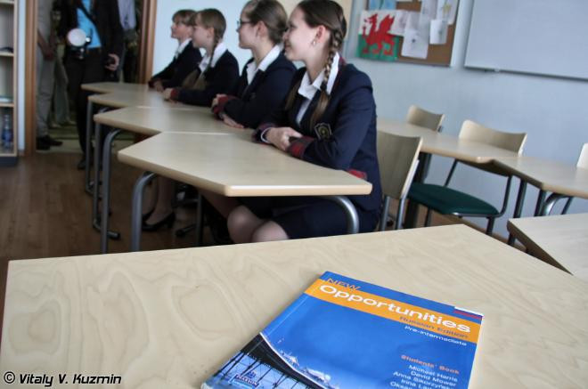 Các bàn học đều rất mới Các bàn học đều rất mới