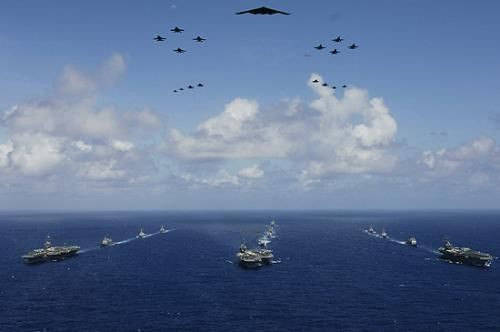 Mitt Romney cho rằng, Mỹ cần duy trì ưu thế quân sự trước các đối thủ tiềm tàng. Trong hình là hình ảnh hiếm có với sự xuất hiện của máy bay ném bom tàng hình B2 cùng với máy bay trang bị cho tàu sân bay đã bay trên 3 Hạm đội tàu sân bay của Mỹ Mitt Romney cho rằng, Mỹ cần duy trì ưu thế quân sự trước các đối thủ tiềm tàng. Trong hình là hình ảnh hiếm có với sự xuất hiện của máy bay ném bom tàng hình B2 cùng với máy bay trang bị cho tàu sân bay đã bay trên 3 Hạm đội tàu sân bay của Mỹ