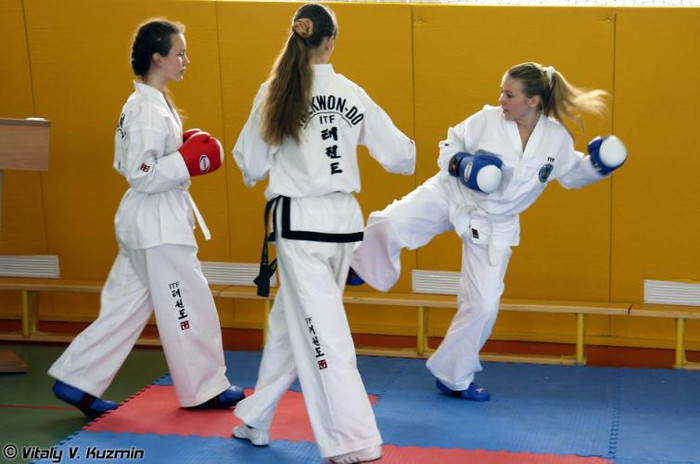 Trường quân sự bậc trung nữ của Bộ Quốc phòng Nga nằm ở trong Học viện Chỉ huy Quân sự cũ tại Thủ đô Nga Moscow. Trường được mở tháng 7/2008, chuyên đào tạo con giá từ 10-16 tuổi của các quân nhân Nga đóng ở khu vực biên phòng. Trường hiện có 640 học sinh, chủ yếu đến từ các gia đình mồ côi cha mẹ hoặc gia đình có anh chị em đông đảo Trường quân sự bậc trung nữ của Bộ Quốc phòng Nga nằm ở trong Học viện Chỉ huy Quân sự cũ tại Thủ đô Nga Moscow. Trường được mở tháng 7/2008, chuyên đào tạo con giá từ 10-16 tuổi của các quân nhân Nga đóng ở khu vực biên phòng. Trường hiện có 640 học sinh, chủ yếu đến từ các gia đình mồ côi cha mẹ hoặc gia đình có anh chị em đông đảo