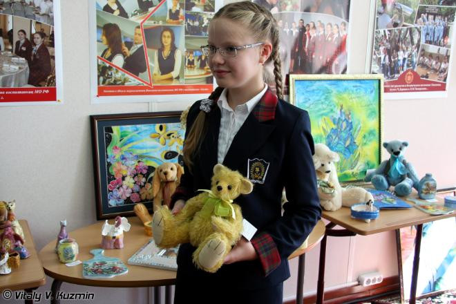 Một nữ sinh và các tác phẩm của mình Một nữ sinh và các tác phẩm của mình