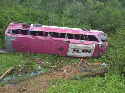 Hiện trường vụ tai nạn kinh hoàng làm 3 người thiệt mạng và 35 người khác bị thương. Hiện trường vụ tai nạn kinh hoàng làm 3 người thiệt mạng và 35 người khác bị thương.