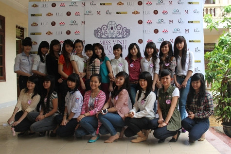 Các thí sinh tham gia cuộc thi "miss Vinh qua ảnh" chụp ảnh lưu niệm. >> HOA KHÔI CÁC TRƯỜNG ĐẠI HỌC, CAO ĐẲNG Các thí sinh tham gia cuộc thi "miss Vinh qua ảnh" chụp ảnh lưu niệm. >> HOA KHÔI CÁC TRƯỜNG ĐẠI HỌC, CAO ĐẲNG