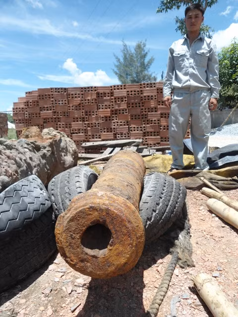 Hai khẩu thần công được một nhóm ngư dân phát hiện dưới đáy sông Lam khi đang đi chài lưới vào ngày 19/8