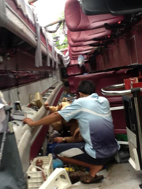 Vụ tai nạn đã làm 3 người tử vong tại chỗ và 35 người khác bị thương phải đưa đi cấp cứu tại Bệnh viện 115 Nghệ An Vụ tai nạn đã làm 3 người tử vong tại chỗ và 35 người khác bị thương phải đưa đi cấp cứu tại Bệnh viện 115 Nghệ An