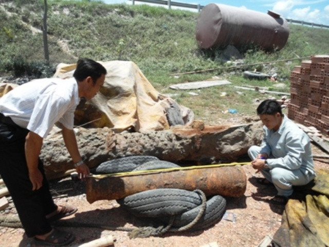 Hai khẩu thần công được vớt dưới lòng sông Lam, đoạn thuộc địa phận xã Hưng Hòa, TP Vinh, cách khu vực cầu Bến Thủy khoảng 500m Hai khẩu thần công được vớt dưới lòng sông Lam, đoạn thuộc địa phận xã Hưng Hòa, TP Vinh, cách khu vực cầu Bến Thủy khoảng 500m