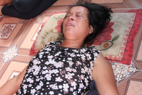 Mẹ của anh Duy khóc ngất và vẫn không tin con trai mình đã tử nạn trong vụ nổ mìn Mẹ của anh Duy khóc ngất và vẫn không tin con trai mình đã tử nạn trong vụ nổ mìn