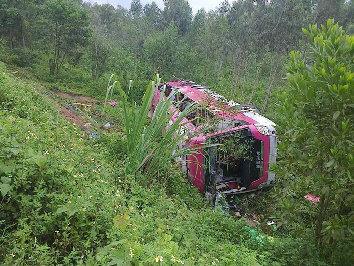 Hiện trường vụ tại nạn thảm khốc làm 38 phật tử bị thương vong Hiện trường vụ tại nạn thảm khốc làm 38 phật tử bị thương vong