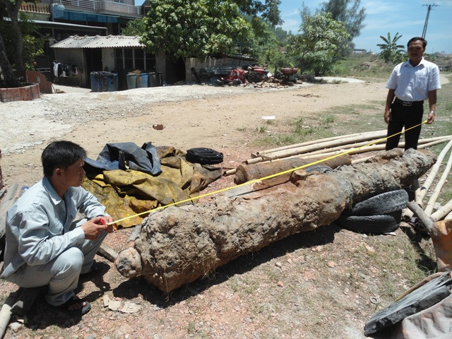 Theo nhận định ban đầu, hai khẩu súng thần công này có niên đại cách đây khoảng trên 350 năm. Theo nhận định ban đầu, hai khẩu súng thần công này có niên đại cách đây khoảng trên 350 năm.